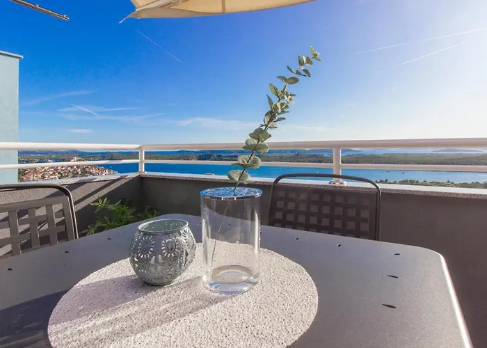 Sea View Apartment *