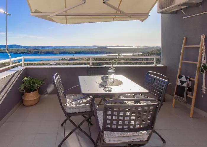 Sea View Apartment *